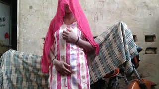 The sister-in-law who was sweeping was boned a lot by opening her salwar